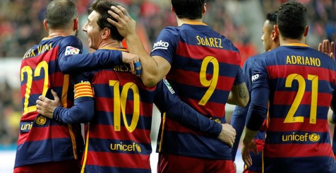 Los jugadores del Barcelona celebran el tercer gol al Sporting de Gijón. EFE/Alberto Morante