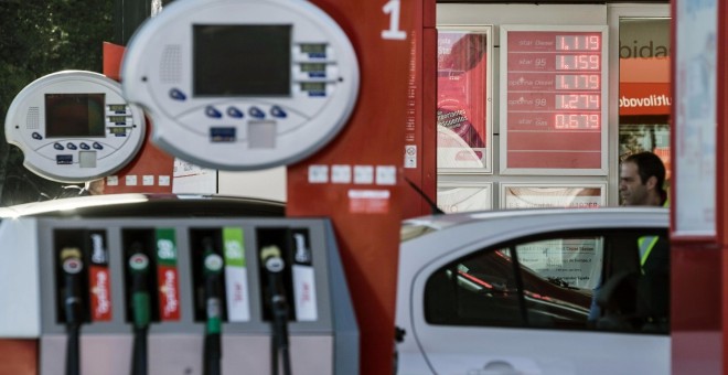 El precio del litro de gasolina se sitúa en mínimos desde mediados de 2009. EFE