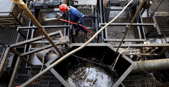 Un trabajador en una plataforma de perforación petrolífera de la estatal venezolana PDVSA, en Cabrutica (Venezuela). REUTERS/Carlos Garcia Rawlins