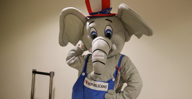 Un hombre vestido con un disfraz de elefante, el símbolo de los republicanos. - REUTERS