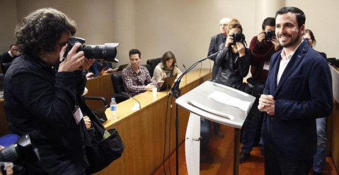 El portavoz de IU, Alberto Garzón, durante la rueda de prensa que ha ofrecido este jueves en el Congreso tras mantener una reunión con Podemos y el PSOE con vistas a la investidura. EFE/Zipi