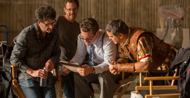 Los Coen, Josh Brolin y George Clooney, en el rodaje de '¡Ave, César!'