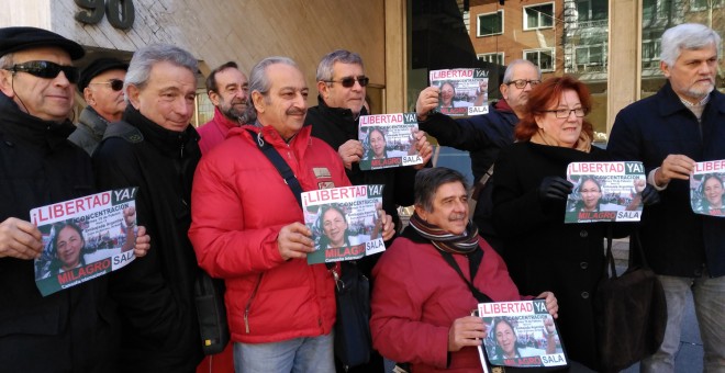 Un colectivo de activistas sujetan pancartas pidiendo la libertad para Milagro Sala delante de la Embajada de Argentina en Madrid antes de entregar el manifiesto./J.T