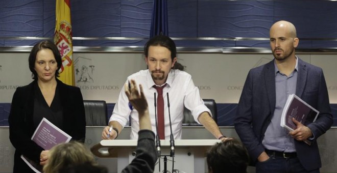 El secretario general de Podemos, Pablo Iglesias, acompañado por el portavoz económico del partido, Nacho Álvarez, y la diputada Carolina Bescansa. EFE/Javier Lizón