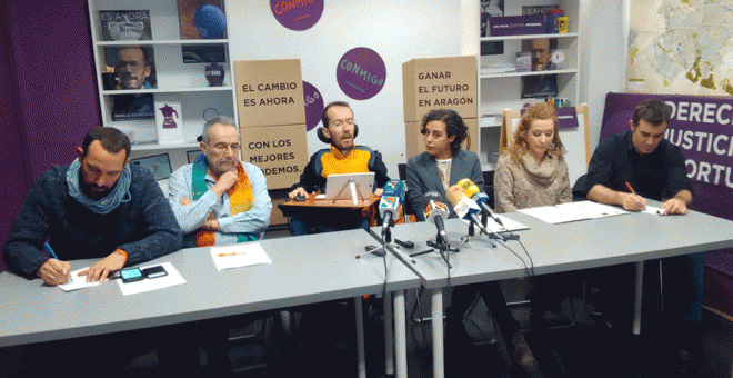 Diputados de Podemos y Equo de Aragón, Navarra, Catalunya, Euskadi y La Rioja presentaron este viernes el Manifiesto por el Ebro y por la Nueva Cultura del Agua en Zaragoza. EDUARDO BAYONA