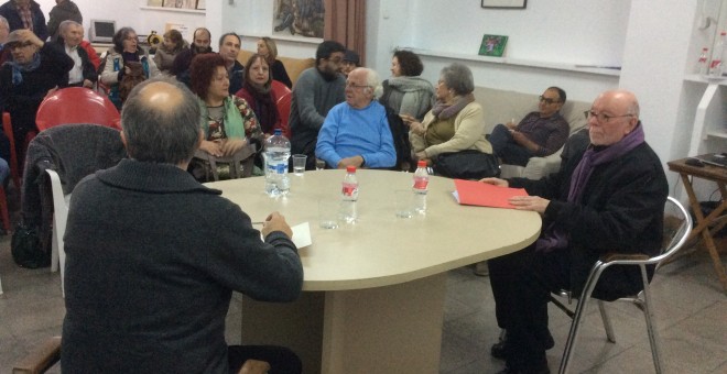 Tanto Montesa como Delàs acudieron a la cita en la Asociación de Vecinos y Vecinas del Barrio del Cristo de Aldaia, un barrio de tradición comunitaria y participativa con la que ambos tienen un vínculo especial desde su juventud.