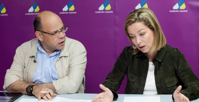 El secretario general de Coalición Canaria, José Miguel Barragán (d), conversa con secretario de organización, José Miguel Ruano (i), momentos antes de la reunión de la Comisión Ejecutiva Nacional de Coalición Canaria celebrada hoy en La Laguna (Tenerife)