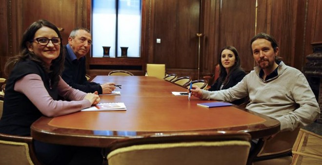 El líder de Podemos, Pablo Iglesias (d), junto a la portavoz adjunta de Podemos en el Congreso, Irene Montero (2d), durante la reunión con la vicepresidenta valenciana, Mónica Oltra (i), de Compromís, junto a Joan Baldoví (2i), dentro de la ronda de conta