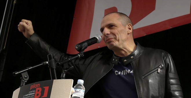 El exministro de Finanzas de Grecia Yanis Varoufakis, durante la intervención con la que ha cerrado la conferencia europea contra la austeridad en la UE, promovida por intelectuales y políticos de izquierda firmantes del "Plan B Europa", que este fin de s