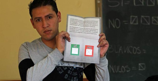 Un joven muestra la papeleta de la votación. / MARTIN ALIPAZ (EFE)