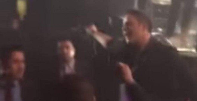El cantante Alejandro Sanz, en el momento en el que expulsa de su concierto al agresor.