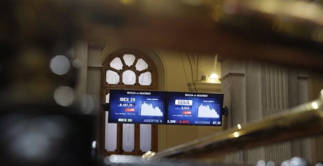 Panel informativo en la Bolsa de Madrid, que muestra el principal indicador del mercado nacional, el Ibex 35. EFE/Javier Lizón