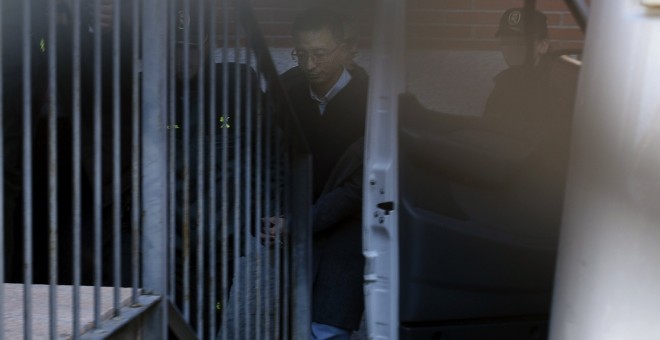 Uno de los seis directivos del Industrial and Comercial Bank of China (ICBC) detenidos por agentes de la Unidad Central Operativa (UCO) de la Guardia Civil acusados de blanqueo de capitales, a su llegada el viernes al juzgado de Instrucción número 7 de Pa