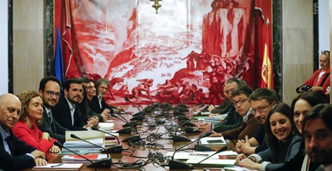 Vista general de la reunión reunión de los equipos negociadores del PSOE, Podemos, IU y Compromís, encabezada por el portavoz del PSOE, Antonio Hernando (3i), el líder de IU, Alberto Garzón (4i), Íñigo Errejón (5d) de Podemos y Joan Baldoví (6d) de compro