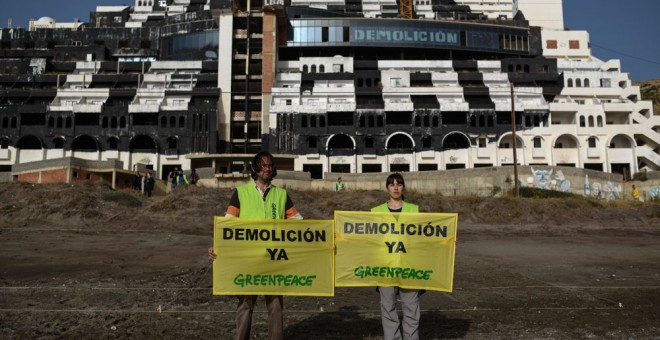 Acción de Greenpeace frente a El Algarrobico para exigir la demolición del hotel, construido en suelo no urbanizable, según ha sentenciado el Tribunal Supremo. GREENPEACE