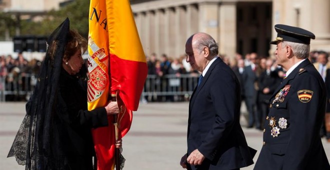 El ministro del Interior, Jorge Fernández Díaz (2-d), ha presidido hoy el acto de concesión del uso de la bandera de España a la Jefatura Superior de Policía de Aragón acompañado por el director general de la Policía, Ignacio Cosidó, y el delegado del Gob