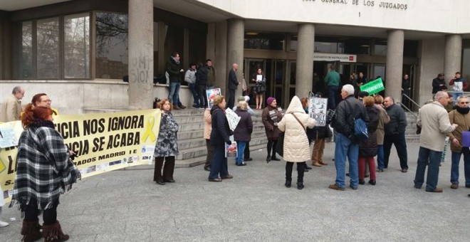 Un grupo de preferentistas concentrado en la entrada de los juzgados de la madrieña Plaza de Castilla. E.P.