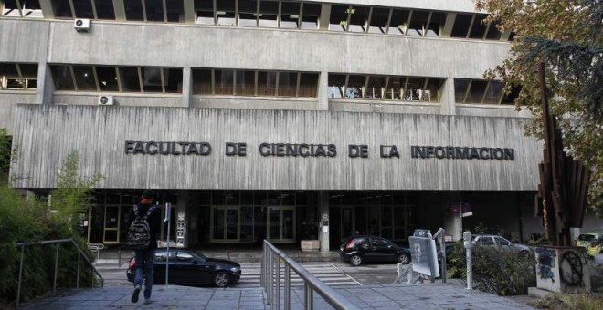 Entrada de la Facultad de Ciencias de la Información, de la Universidad Complutense de Madrid.