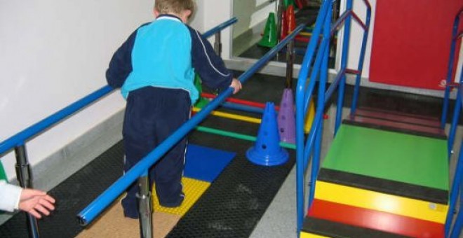 Un nio realiza ejercicios de atencin temprana en un centro especializado.