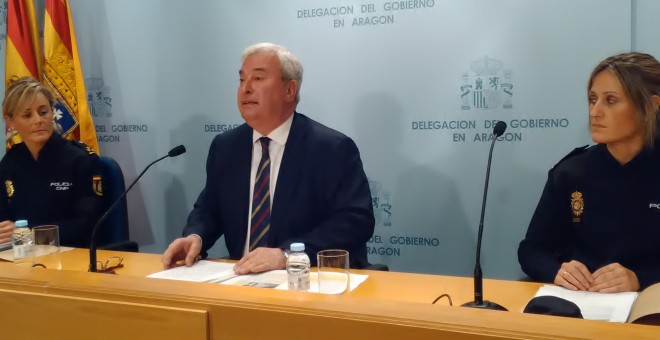 El delegado del Gobierno en Aragón, Gustavo Alcalde, comparece ante los medios para aclarar sus declaraciones sobre el asesinato machista del lunes en Zaragoza./ E.B.