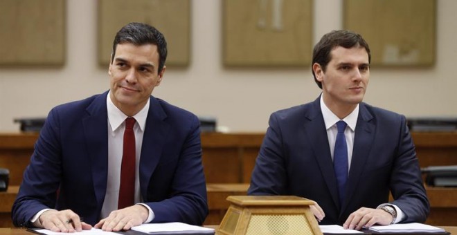 El secretario general del PSOE, Pedro Sánchez (i), y el presidente de Ciudadanos, Albert Rivera, durante la firma de un acuerdo de investidura y legislatura alcanzado entre los dos partidos, hoy en el Congreso de los Diputados. EFE/Chema Moya