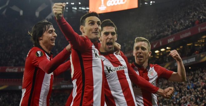 El delantero del Athletic Club Sabin Merino (2d) celebra con sus compañeros Ander Iturraspe (i), Aritz Aduriz (2i) e Iker Muniain la consecución del primer gol de su equipo ante el Olympique de Marsella, en partido de vuelta de octavos de final de Liga Eu