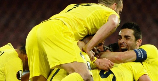 Los jugadores del Villarreal celebran el gol al Nápoles. EFE/Ciro Fusco