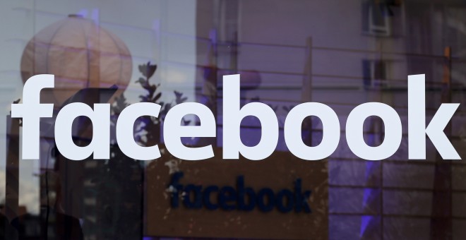 El logo Facebook en una ventada de su nuevo 'hub' de I+D en Berlin. REUTERS/Fabrizio Bensch