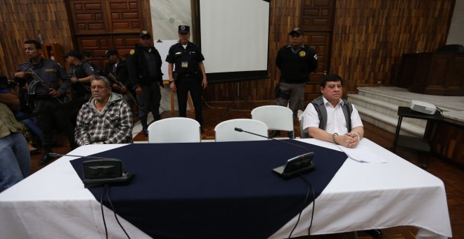 El teniente coronel retirado Esteelmen Francisco Reyes Girón (d) y el exparamilitar Heriberto Valdéz Asij (i) escuchan condena ante un tribunal en Ciudad de Guatemala (Guatemala). EFE/Esteban Biba