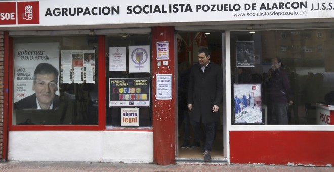 El secretario general del PSOE, Pedro Sánchez, sale de la Agrupación Socialista de Pozuelo de Alarcón, tras despositar su voto en la consulta a los militantes socialistas sobre el acuerdo firmado con Ciudadanos para intentar formar gobierno.EFE/Fernando A