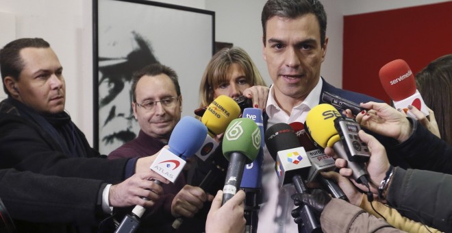 El secretario general del PSOE, Pedro Sánchez, contesta a las pregunta de los periodistas a su salida de la Agrupación Socialista de Pozuelo de Alarcón, tras despositar su voto en la consulta a los militantes socialistas sobre el acuerdo firmado con Ciuda