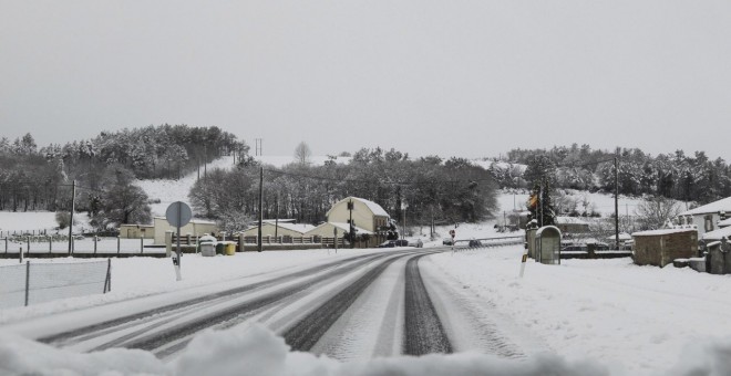 Galicia se encuentra en situación de alerta este fin de semana dominada por el frío polar ante el aviso de nieve, que podría ser de hasta 20 centímetros en zonas montañosas. En la imagen, la N-525 a su paso por Lalín. EFE/Seixas