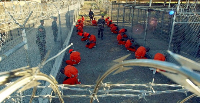 Prisioneros en Guantánamo en una imagen de 2002. REUTERS