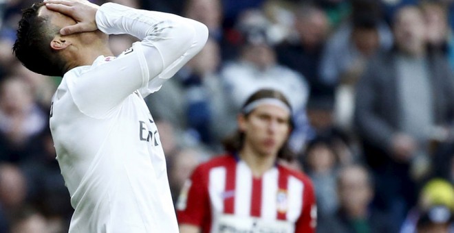 Cristiano Ronaldo se lamenta durante el partido ante el Atlético. REUTERS/Juan Medina