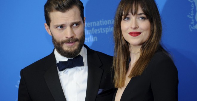 Jamie Dornan y Dakota Johnson, en la Berlinale de 2015. REUTERS/Stefanie Loos