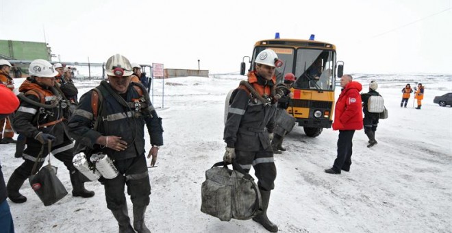 Miembros de los servicios de rescate en la mina de carbón Sévernaya en Vorkutá. EFE