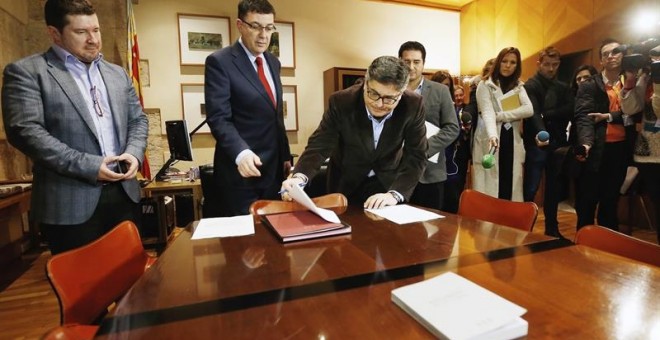 El presidente de Les Corts, Enric Morera, le entrega el escrito de la exalcaldesa, Rita Barberá, al diputado socialista Alfred Boix, presidente de la comisión de Coordinación. EFE/Kai Försterling