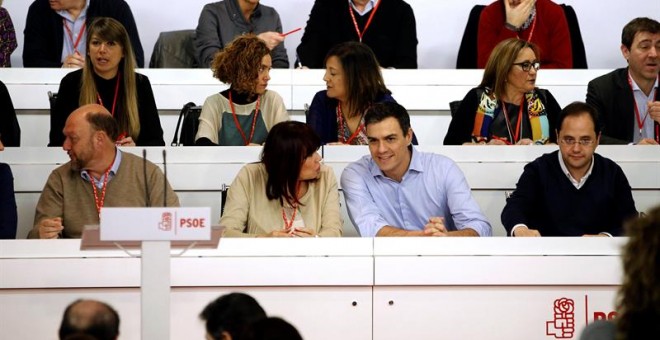 El secretario general del PSOE, Pedro Sánchez (2d), conversa con la presidenta, Micaela Navarro (2i), junto al secretario de Política Federal, Antonio Pradas (i), y el secretario de Organización, César Luena (d), durante el Comité Federal extraordinario.-