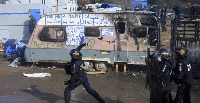 Los antidisturbios franceses durante el desmantelamiento parcial de la Jungla de Calais. REUTERS/Pascal Rossignol
