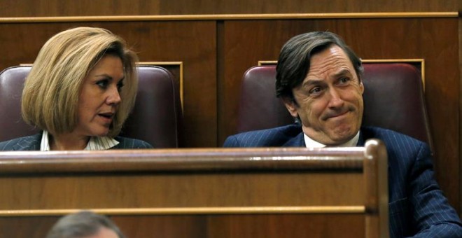 La secretaria general del PP, María Dolores de Cospedal (i), y el portavoz parlamentario del partido, Rafael Hernando (d), durante la primera jornada de la sesión de investidura del candidato socialista, Pedro Sánchez, esta tarde en el Congreso de los Di