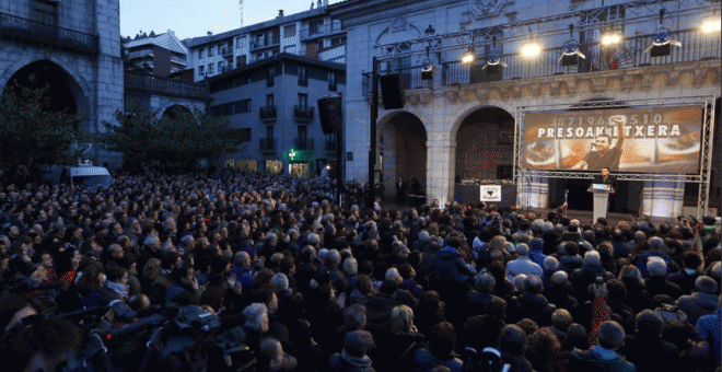 Arnaldo Otegi, durante su recibimiento en Elgoibar. IGNACIO PÉREZ