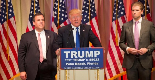 El precandidato a la presidencia de EEUU Donald Trump pronuncia un discurso junto a su hijo Eric Trump (derecha) y el gobernador de New Jersey Chris Christie (izquierda) durante un acto de campaña parte del 'supermartes'./ EFE