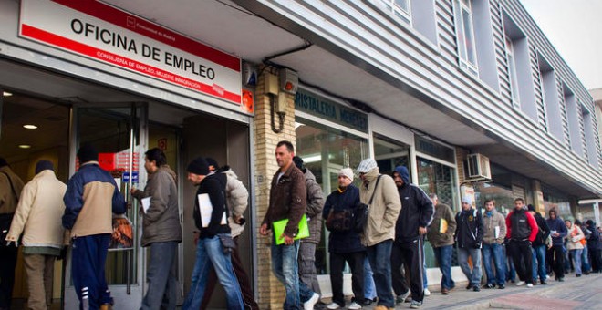 Decenas de personas hacen cola en una de las oficinas de empleo de la Comunidad de Madrid. EFE