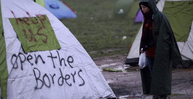 Un refugiado al lado de una tienda de campaña en un campamento de reubicación. REUTERS