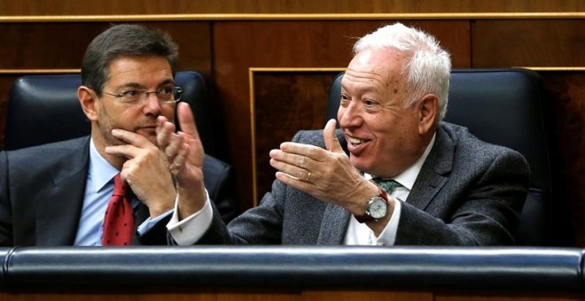 El ministro de Asuntos Exteriores, José Manuel García-Margallo (d), junto al titular de Justicia, Rafael Catalá. EFE/Chema Moya