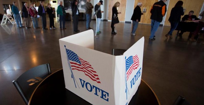 Varias personas esperan para votar en un colegio electoral de Edmond, Oklahoma. - EFE