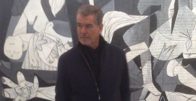 El actor irlandés Pierce Brosnan visitó este miércoles la exposición del pintor Ingress en el Museo de El Prado y el Reina Sofía