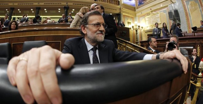 El presidente del Gobierno en funciones, Mariano Rajoy, en su escaño durante la sesión plenaria en la que se celebra la segunda votación de investidura del candidato socialista, Pedro Sánchez, hoy en el Congreso de los Diputados, tras la primera realizada