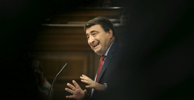 El portavoz parlamentario del PNV, Aitor Esteban, durante su intervención en la sesión plenaria en la que se celebra la segunda votación de la investidura. EFE/Javier Lizón.