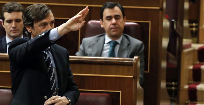 El portavoz del PP en el Congreso, Rafael Hernando, pide la palabra desde su escaño. EFE/Javier Lizón.